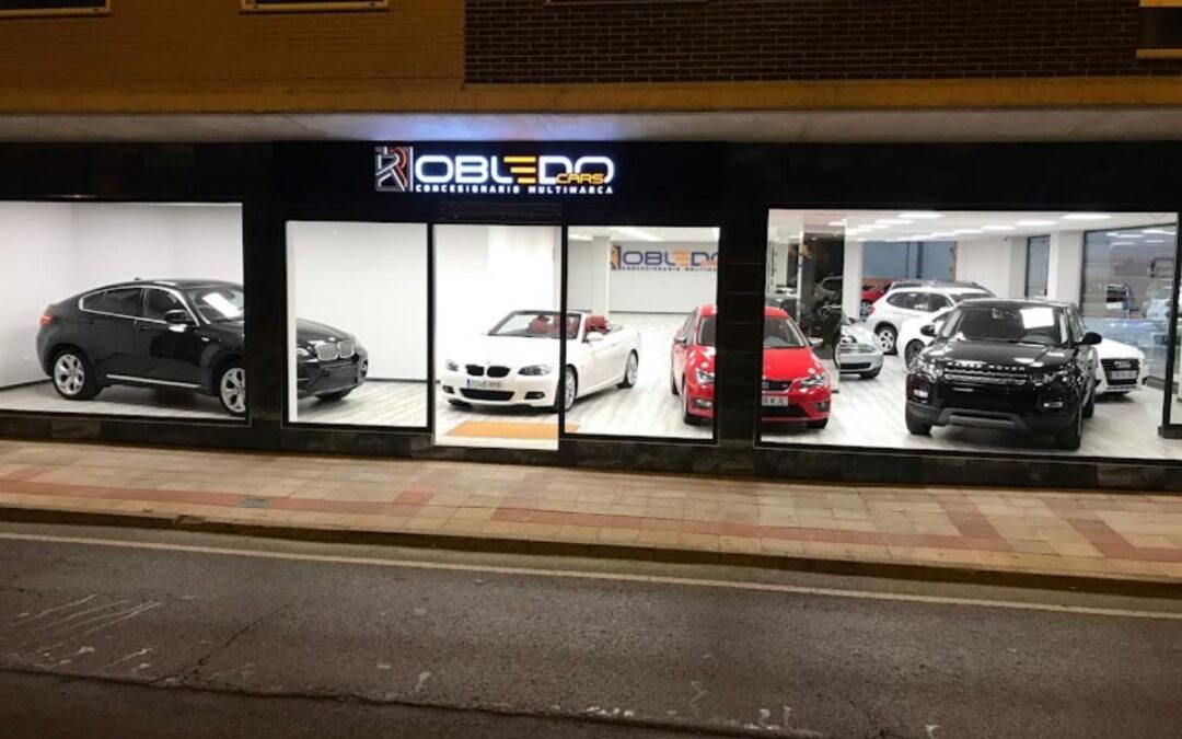Fachada y exposición de vehículos de Robledo Cars